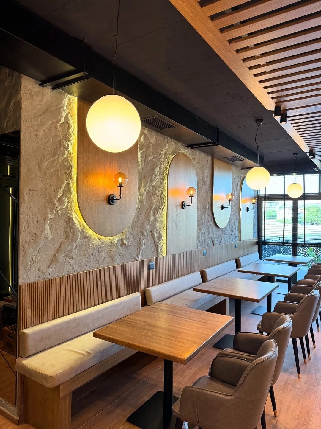 Restoran kemerli duvar uygulamasi